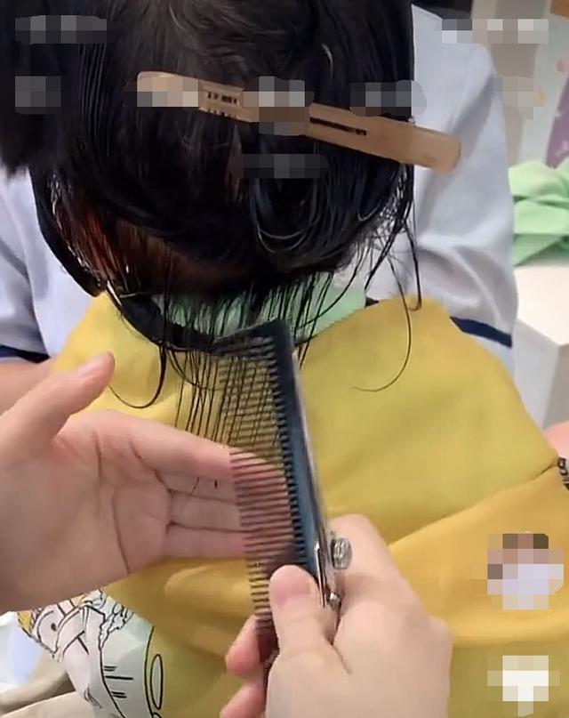 方媛|方媛带3岁大女儿理发，第一次剪发的郭咏希，乖巧懂事超配合