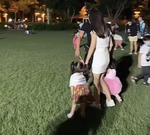 方媛|方媛带3岁大女儿理发，第一次剪发的郭咏希，乖巧懂事超配合