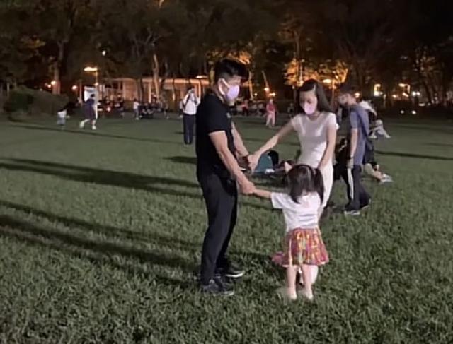 方媛|方媛带3岁大女儿理发，第一次剪发的郭咏希，乖巧懂事超配合