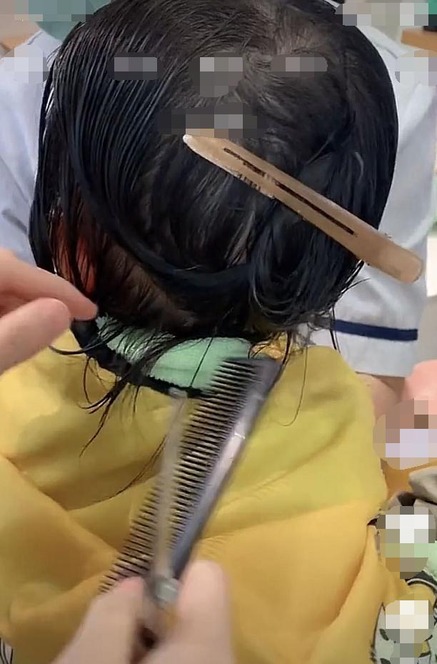 方媛|方媛带3岁大女儿理发，第一次剪发的郭咏希，乖巧懂事超配合