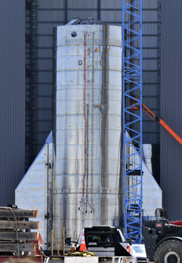 月球|星舰本身不能飞出大气，助推星舰的超重型火箭开始制造