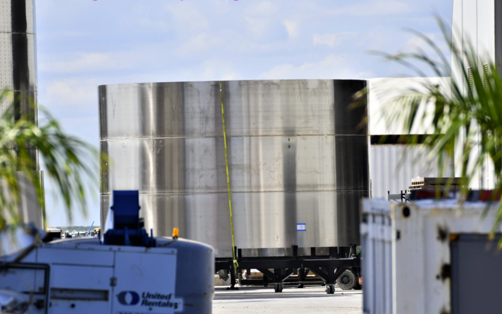 月球|星舰本身不能飞出大气，助推星舰的超重型火箭开始制造