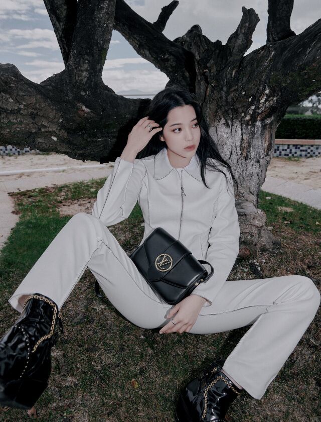 欧阳娜娜|欧阳娜娜近照曝光，“懒汉坐姿”引热议，被指影响淑女气质