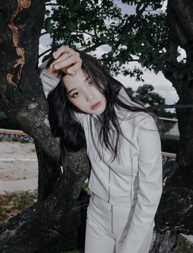 欧阳娜娜|欧阳娜娜近照曝光，“懒汉坐姿”引热议，被指影响淑女气质