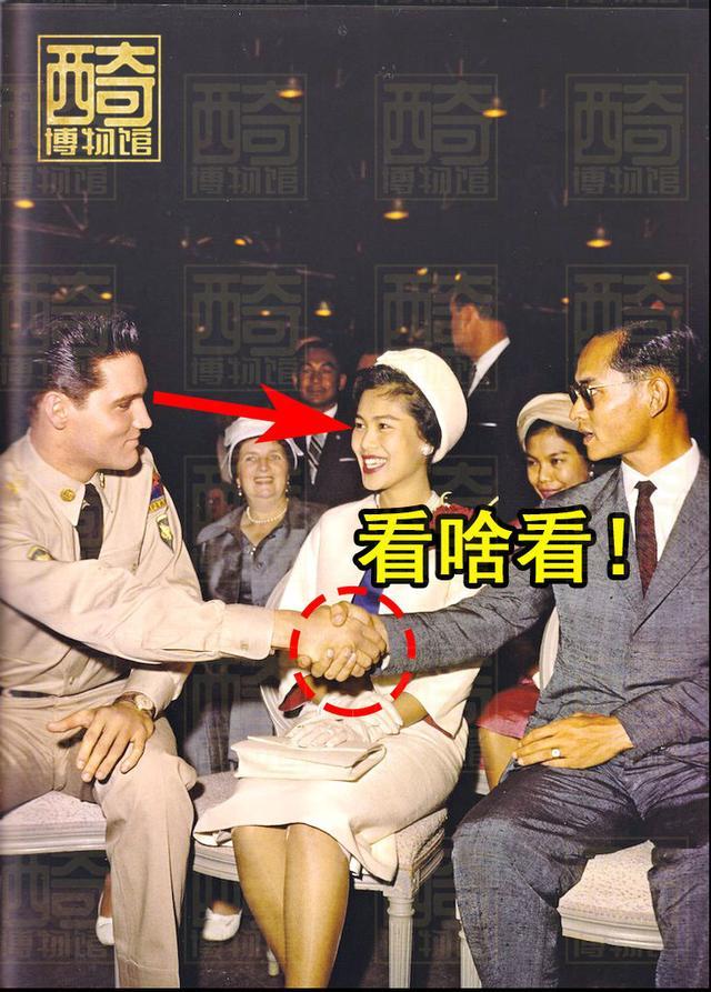 普密蓬太霸气!不满偶像猫王偷瞄诗丽吉,一把捏住对方手掌警告