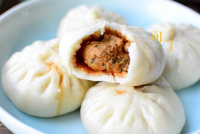 国庆节休息做了笋干肉包子,皮薄馅大流汤汁,我做的包子越来越赞_腾讯