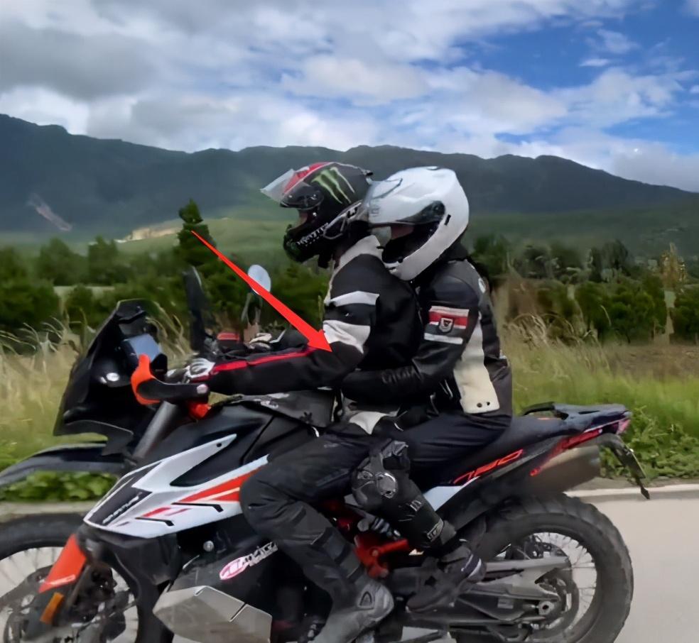 何超莲|敌人的敌人就是朋友？何超莲与窦骁约会，邀请何猷君前女友一起玩