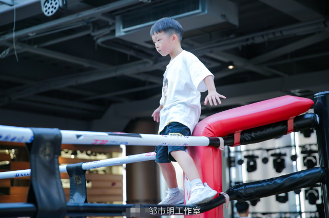 冉莹颖|邹市明晒夫妻合照为老婆庆生：生日快乐兄弟，冉莹颖好身材抢镜