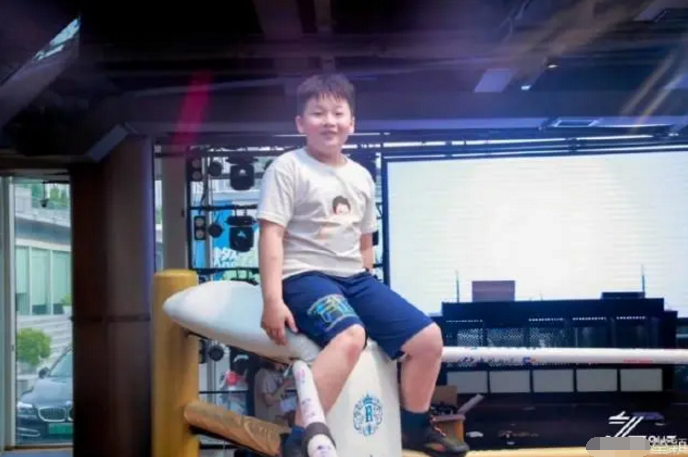 冉莹颖|邹市明晒夫妻合照为老婆庆生：生日快乐兄弟，冉莹颖好身材抢镜