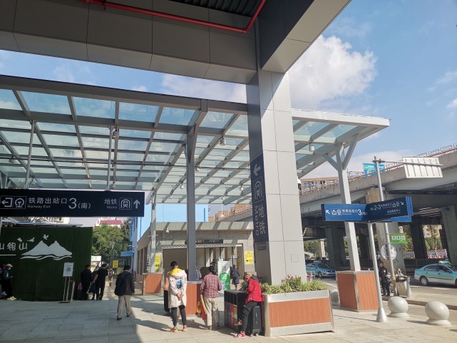 昆明火车站南广场投入使用的第一周人流量大