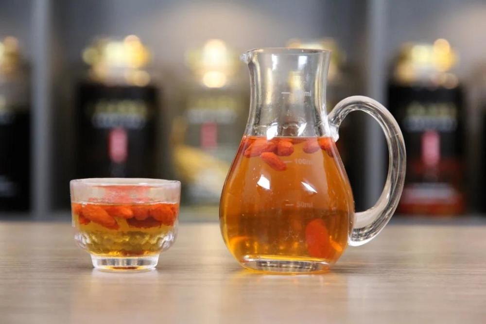 枸杞泡酒虽温补,一般来说,一日2次即可,枸杞酒再好,喝多了也会伤身.