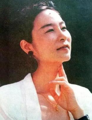 不愧是老艺人,65岁奚美娟演技好穿的端庄,年轻时也是个时髦精_腾讯