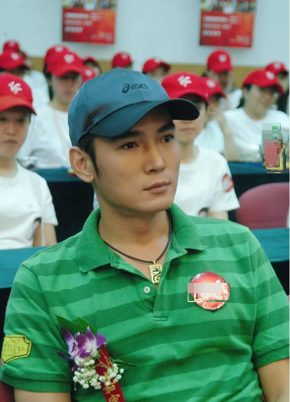 焦恩俊不服老不行紫t恤配迷彩短裤显沧桑53岁玩p图腿抢镜