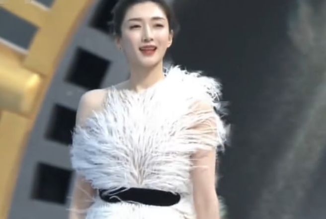 走红毯|江疏影穿“羽毛裙”走红毯！突然吹来一阵海风，教科书式救场惊艳全网！