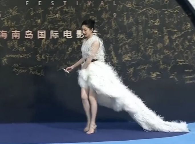 走红毯|江疏影穿“羽毛裙”走红毯！突然吹来一阵海风，教科书式救场惊艳全网！