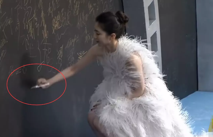 走红毯|江疏影穿“羽毛裙”走红毯！突然吹来一阵海风，教科书式救场惊艳全网！