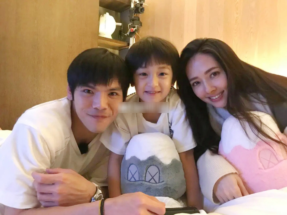 郭碧婷|向佐陪产郭碧婷三天不换衣服原因曝光，为逗郭碧婷开心再穿皮卡丘衣服