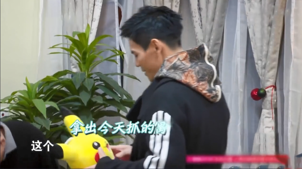 郭碧婷|向佐陪产郭碧婷三天不换衣服原因曝光，为逗郭碧婷开心再穿皮卡丘衣服