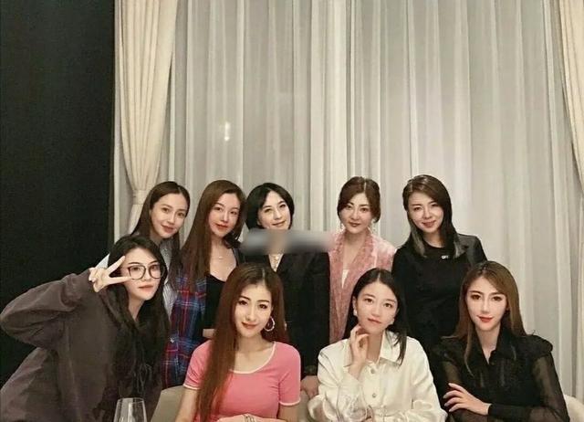 angelababy|baby新封面曝光，精致似洋娃娃，网友辣评：好美，但不像她