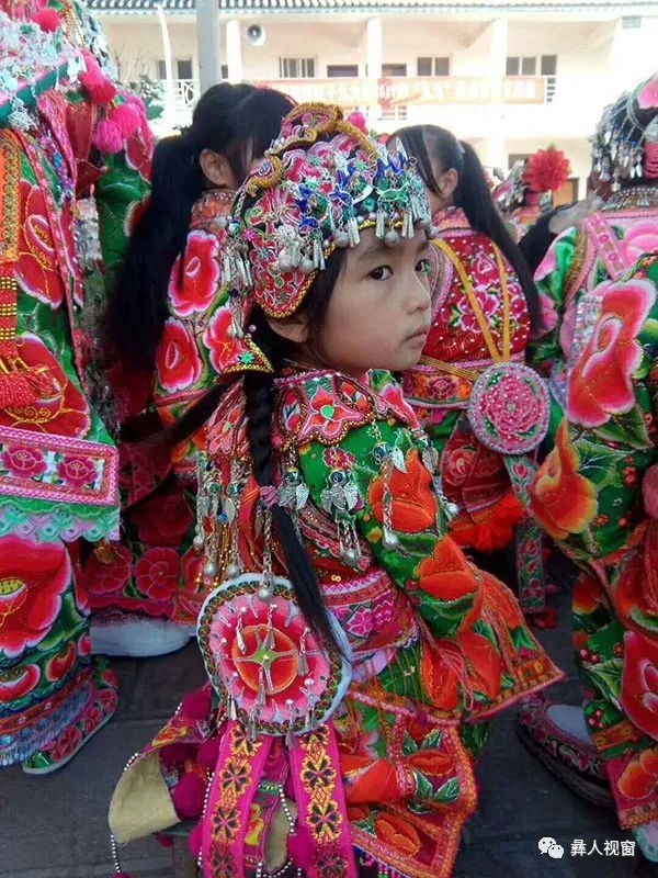 彝族服饰|弥渡彝族服饰：凝固的历史