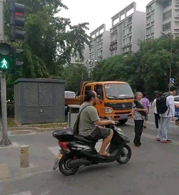 窦唯|50岁窦唯与好友聚餐，身边罕见坐神秘长发女，曾被曝已再婚多年