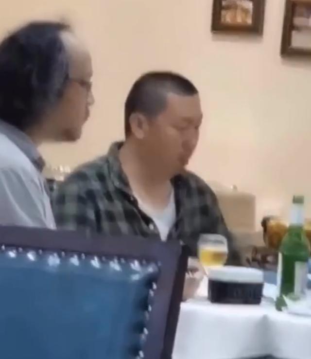 窦唯|50岁窦唯与好友聚餐，身边罕见坐神秘长发女，曾被曝已再婚多年