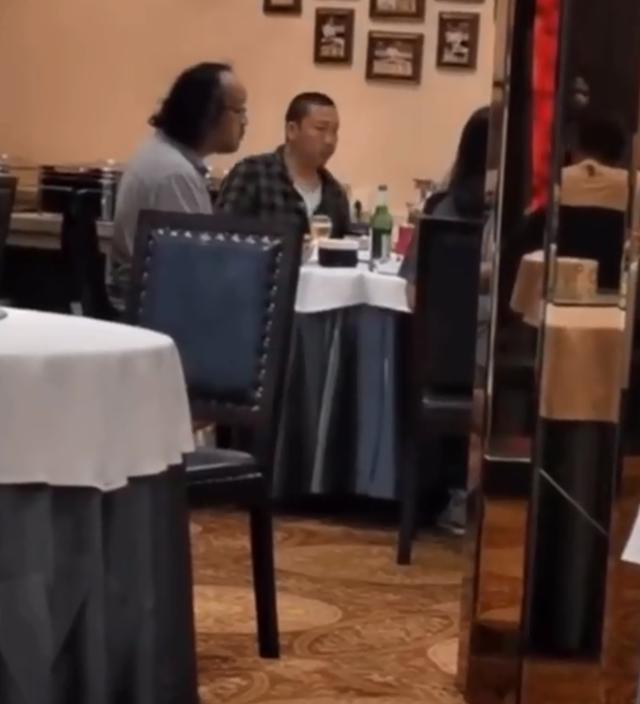 窦唯|50岁窦唯与好友聚餐，身边罕见坐神秘长发女，曾被曝已再婚多年