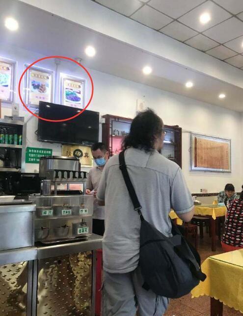 窦唯|50岁窦唯与好友聚餐，身边罕见坐神秘长发女，曾被曝已再婚多年