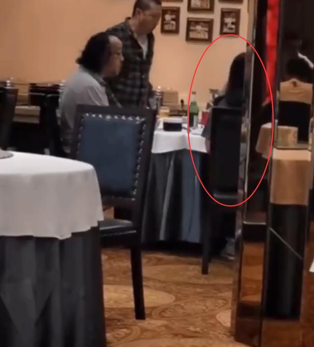 窦唯|50岁窦唯与好友聚餐，身边罕见坐神秘长发女，曾被曝已再婚多年