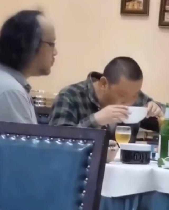 窦唯|50岁窦唯与好友聚餐，身边罕见坐神秘长发女，曾被曝已再婚多年