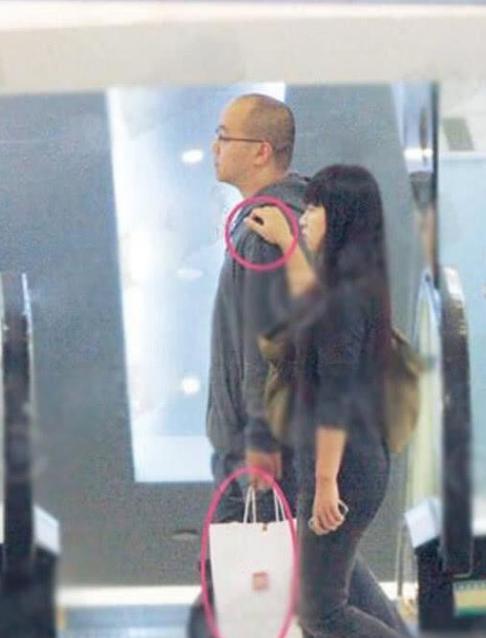 窦唯|50岁窦唯与好友聚餐，身边罕见坐神秘长发女，曾被曝已再婚多年