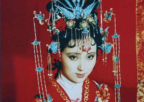 薛宝钗|老太妃死后，贾家迅速衰败，爱富贵的薛宝钗为啥没有抛弃贾宝玉？