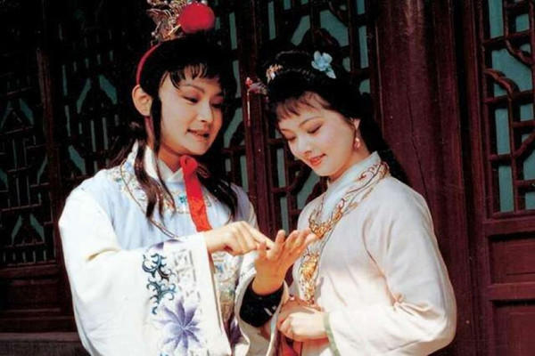 薛宝钗|老太妃死后，贾家迅速衰败，爱富贵的薛宝钗为啥没有抛弃贾宝玉？