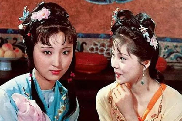 薛宝钗|老太妃死后，贾家迅速衰败，爱富贵的薛宝钗为啥没有抛弃贾宝玉？