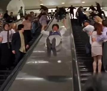 成龙|成龙老了！新电影《急先锋》票房扑街，再无经典打斗场面