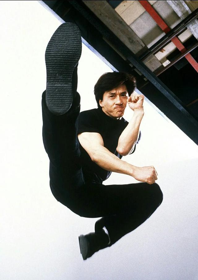 成龙|成龙老了！新电影《急先锋》票房扑街，再无经典打斗场面