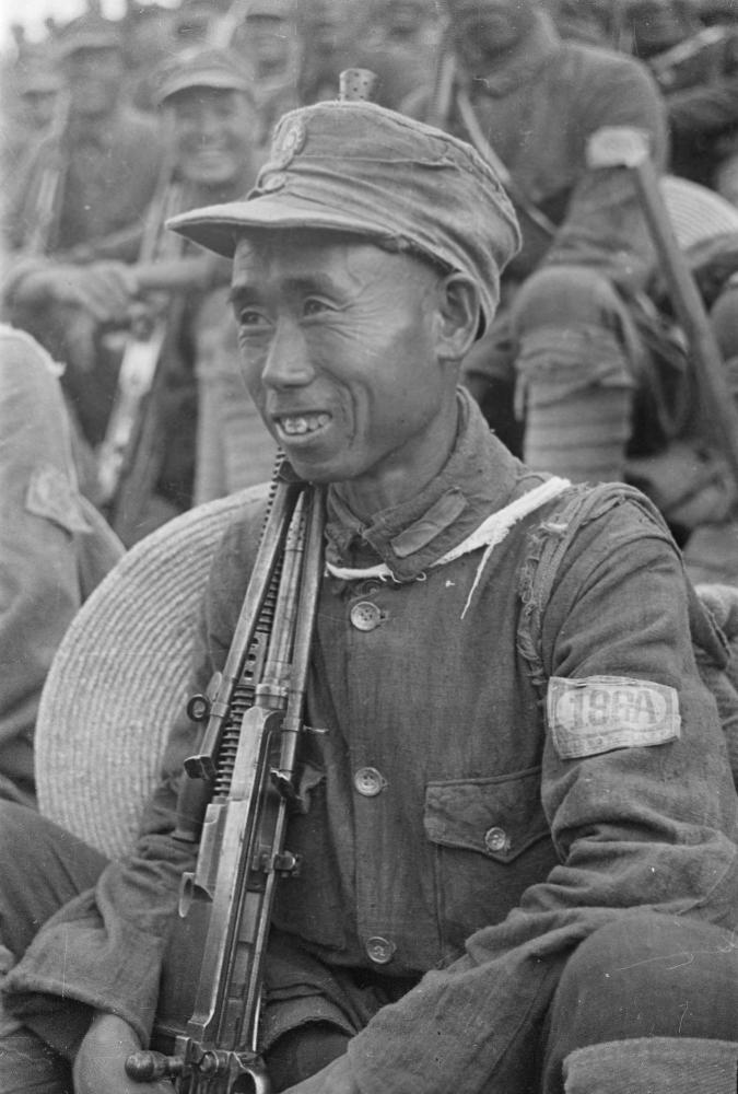 1940年,三位八路军机枪手,他们的眼神注定成为经典