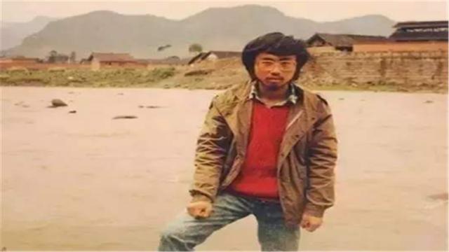 海子|他15岁考上北大，25岁卧轨自杀，留下首诗人人都会背