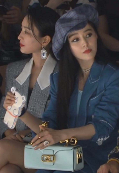 范冰冰|范冰冰成功复出，出席时尚活动稳站C位，被张帅揽肩合照