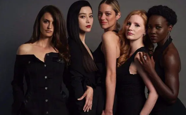 范冰冰|范冰冰成功复出，出席时尚活动稳站C位，被张帅揽肩合照