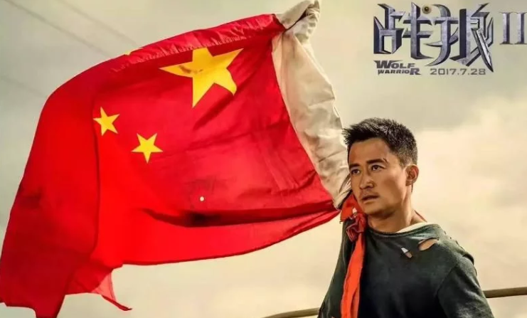 范冰冰|范冰冰成功复出，出席时尚活动稳站C位，被张帅揽肩合照