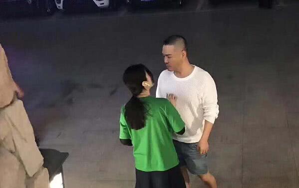 范冰冰|范冰冰成功复出，出席时尚活动稳站C位，被张帅揽肩合照