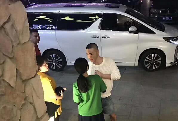 范冰冰|范冰冰成功复出，出席时尚活动稳站C位，被张帅揽肩合照