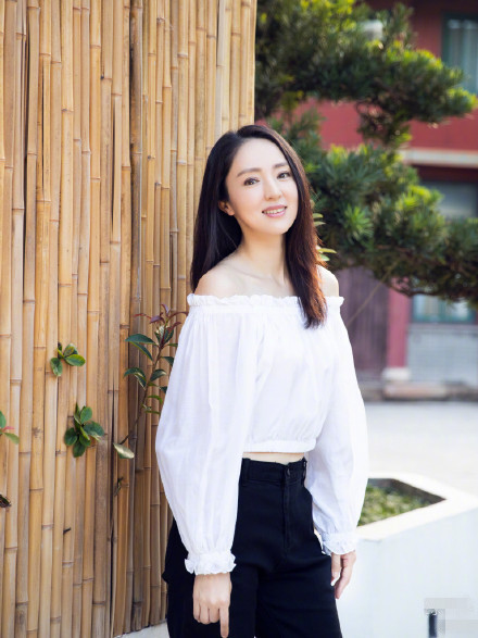 董璇|董璇带女儿海边度假，小酒窝沙滩练瑜伽秀一字马，身体柔韧度赞爆