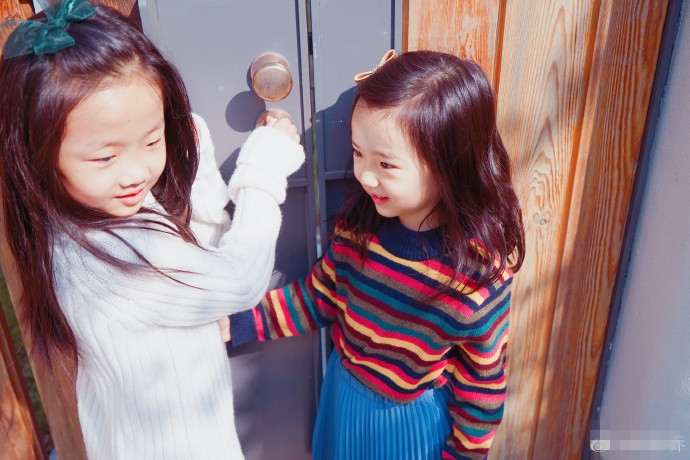 董璇|董璇带女儿海边度假，小酒窝沙滩练瑜伽秀一字马，身体柔韧度赞爆