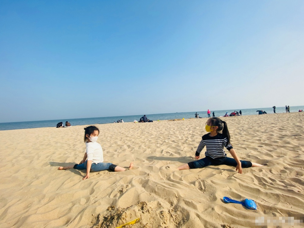 董璇|董璇带女儿海边度假，小酒窝沙滩练瑜伽秀一字马，身体柔韧度赞爆