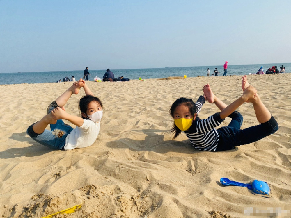 董璇|董璇带女儿海边度假，小酒窝沙滩练瑜伽秀一字马，身体柔韧度赞爆