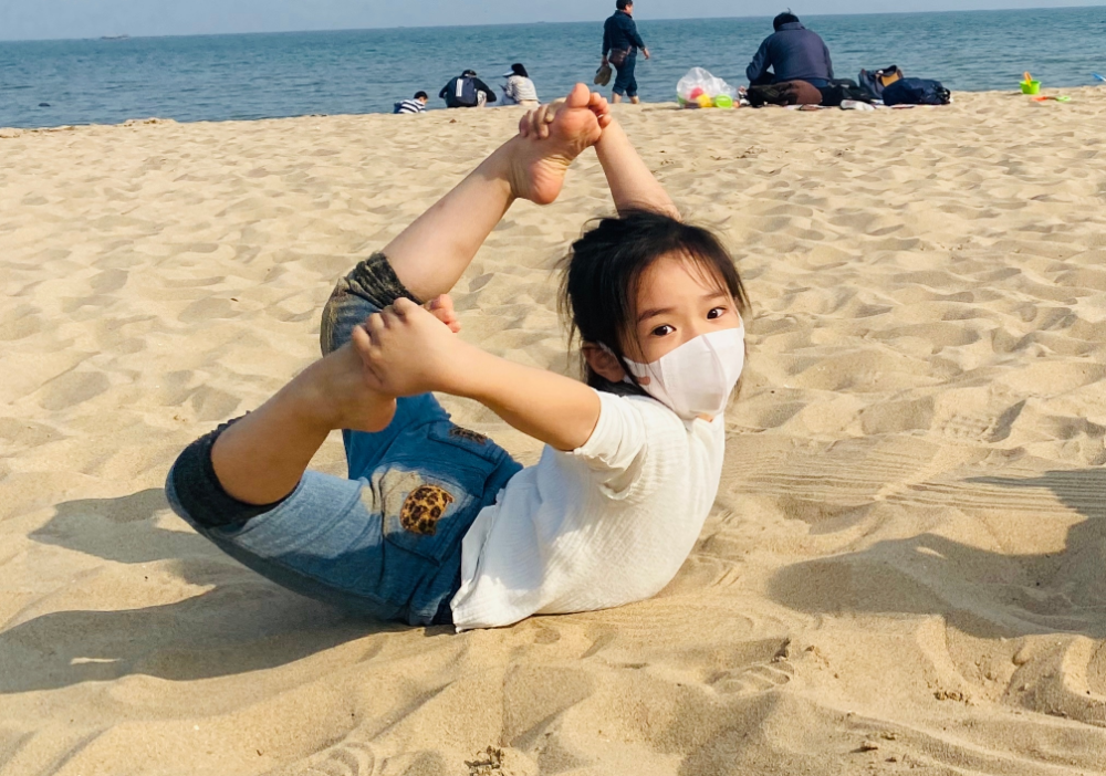 董璇|董璇带女儿海边度假，小酒窝沙滩练瑜伽秀一字马，身体柔韧度赞爆