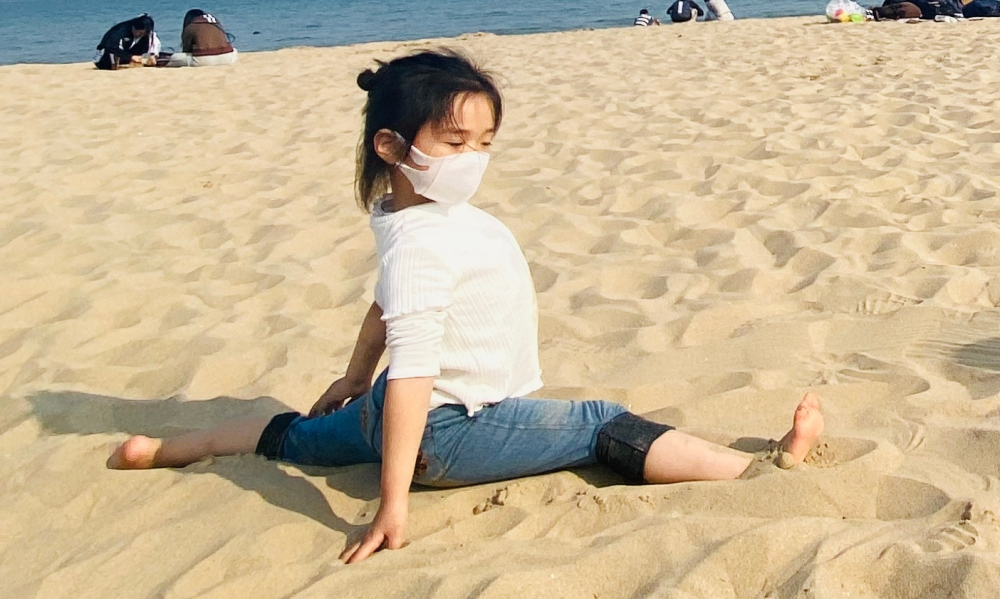 董璇|董璇带女儿海边度假，小酒窝沙滩练瑜伽秀一字马，身体柔韧度赞爆