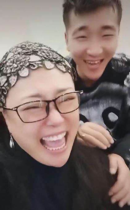 李菁菁|李菁菁与小男友秀恩爱，男友对她撒娇甜喊宝贝，怒怼网友要做自己